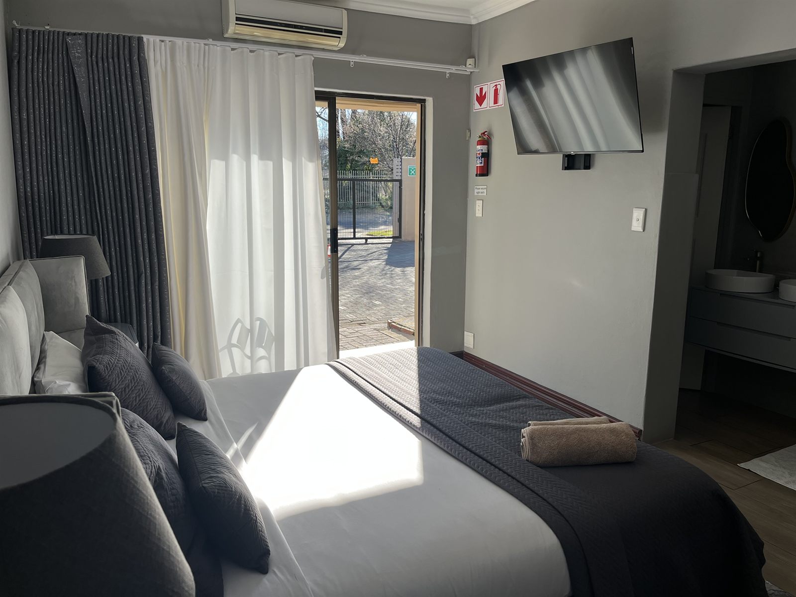 Executive Room with Smart TV, air-conditioning and patio doors at Cozy Corner Brandwag