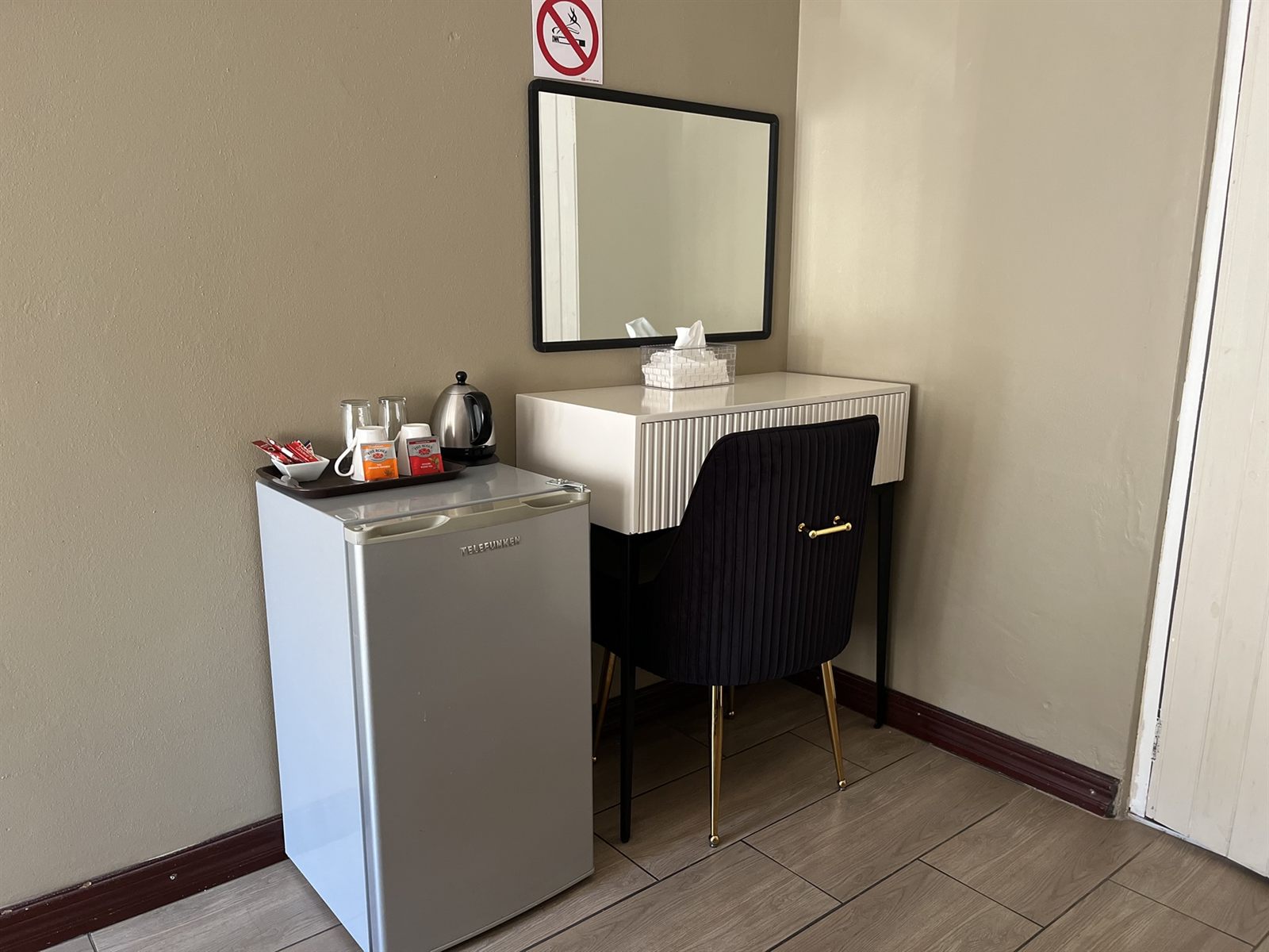 Executive Room desk, mirror, bar fridge and tea and coffee station at Cozy Corner Brandwag