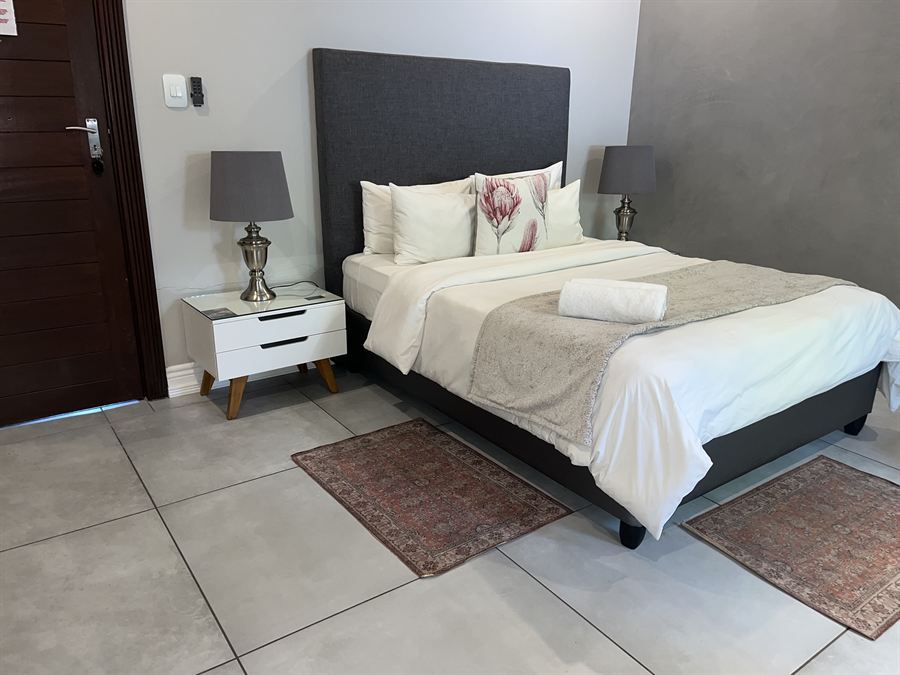 Double bed with bedside lamps in the Classic Double Room at 2nd Cozy Corner Woodland Hills