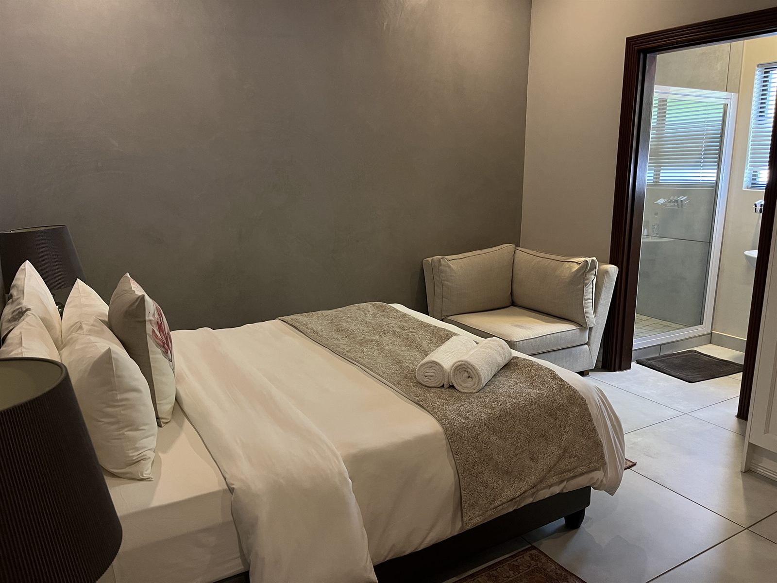 Classic Double Room with armchair and en-suite bathroom at 2nd Cozy Corner Woodland Hills