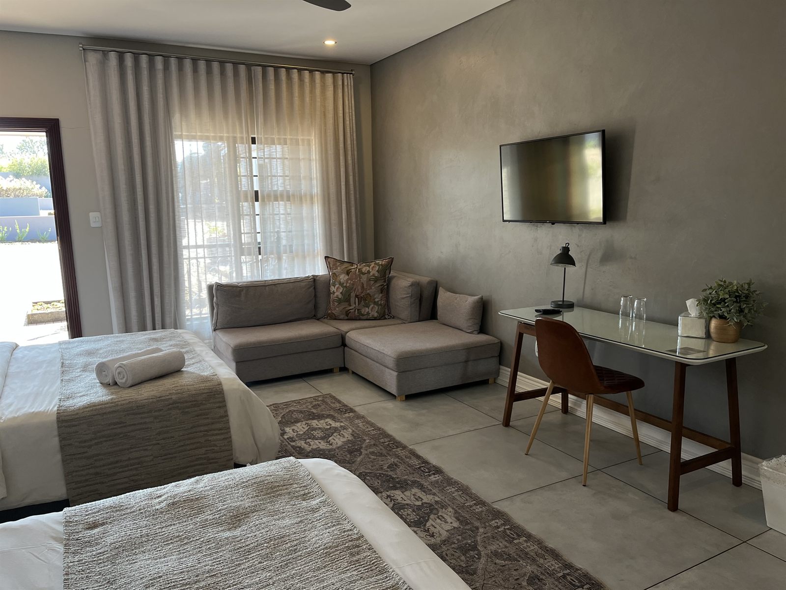 Open-plan Deluxe Family Suite with beds, lounge seating and Smart TV at 2nd Cozy Corner Woodland Hills