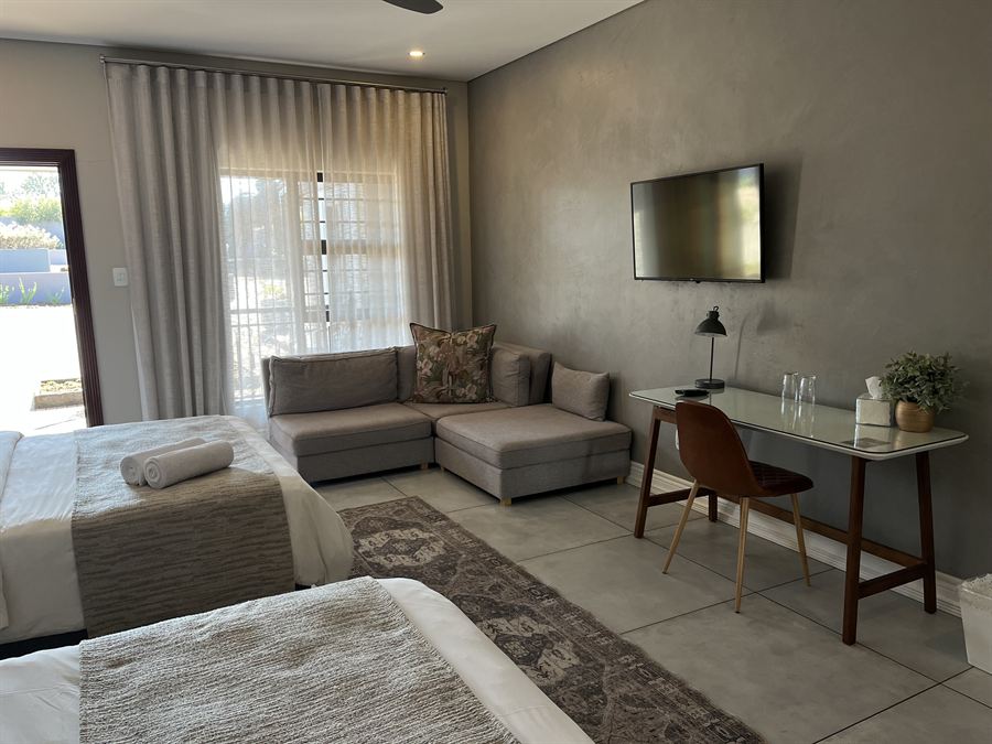 Open-plan Deluxe Family Suite with beds, lounge seating and Smart TV at 2nd Cozy Corner Woodland Hills