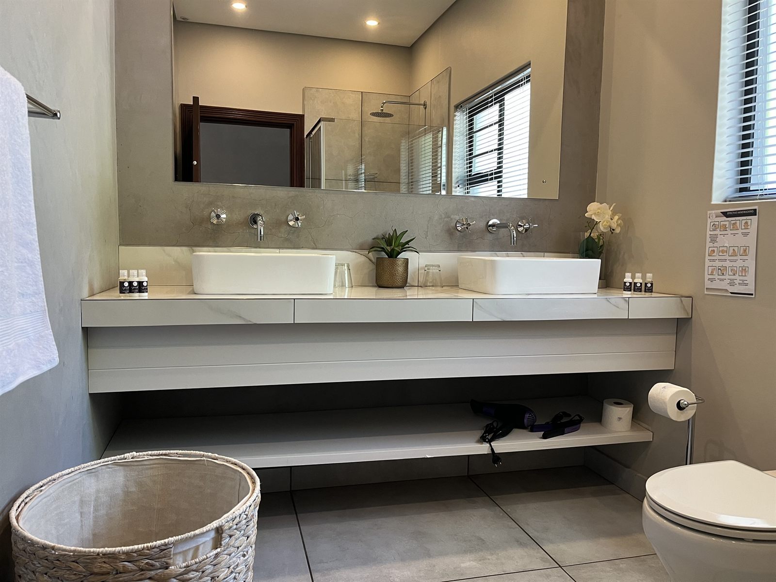 Deluxe Family Suite en-suite with twin basins and walk-in shower at 2nd Cozy Corner Woodland Hills
