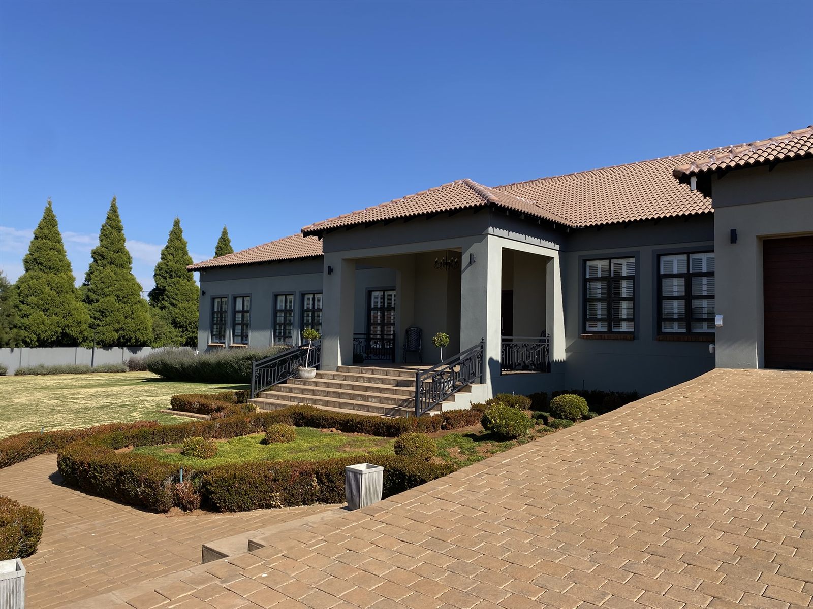 Front entrance and landscaped garden of The Villa at 2nd Cozy Corner Woodland Hills