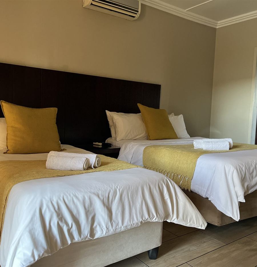 Family room with two beds at Cozy Corner Brandwag